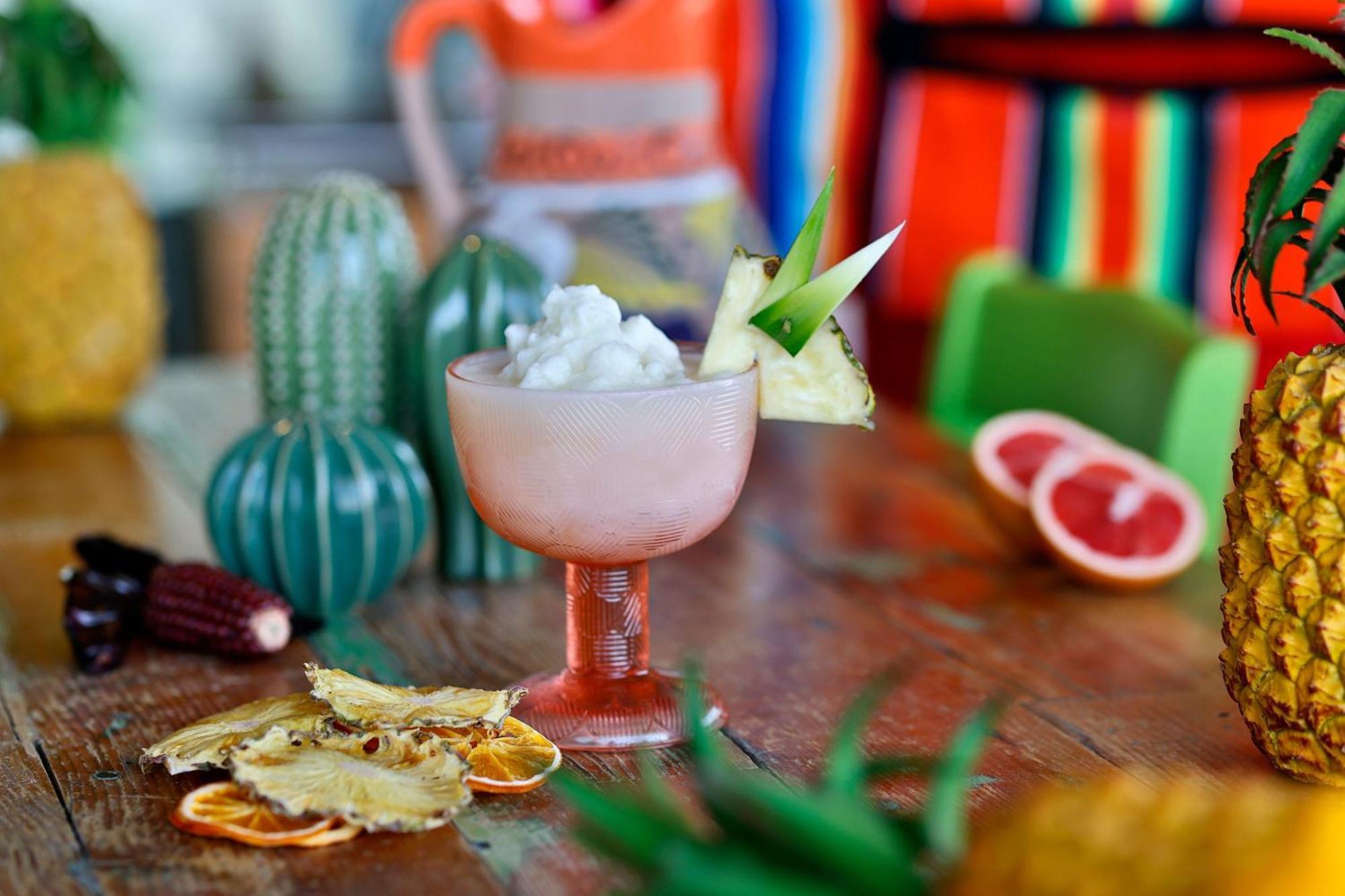 Marriott Resort Palm Jumeirah, Ντουμπάι Εξωτερικό φωτογραφία A frozen margarita garnished with lime and pineapple