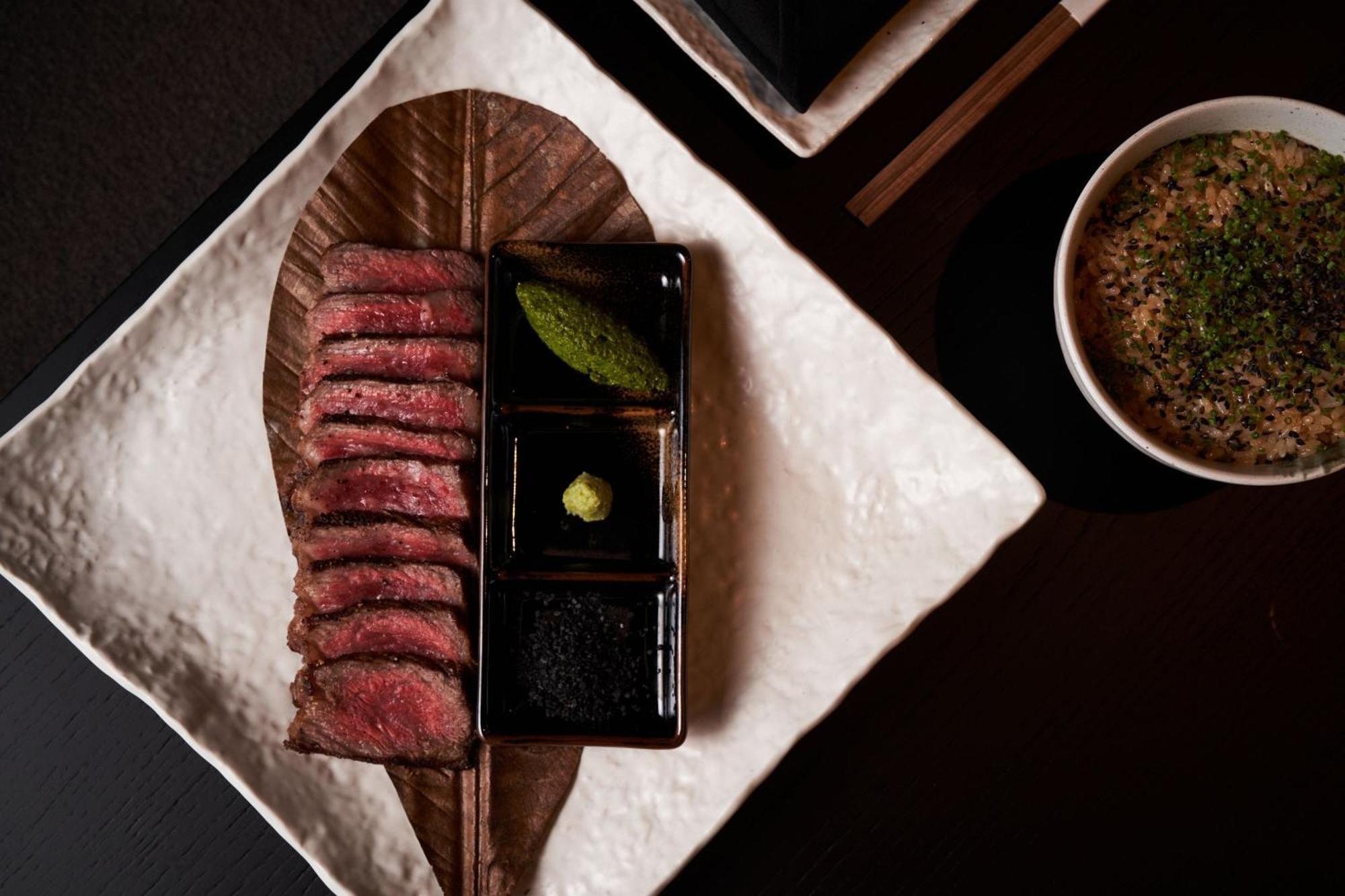 Marriott Resort Palm Jumeirah, Ντουμπάι Εξωτερικό φωτογραφία A plate of steak
