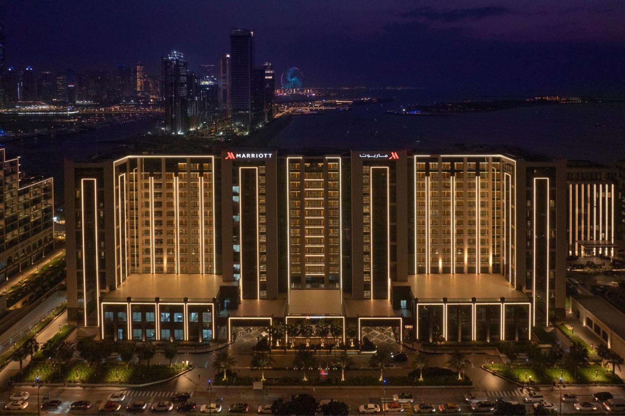Marriott Resort Palm Jumeirah, Ντουμπάι Εξωτερικό φωτογραφία The hotel at night